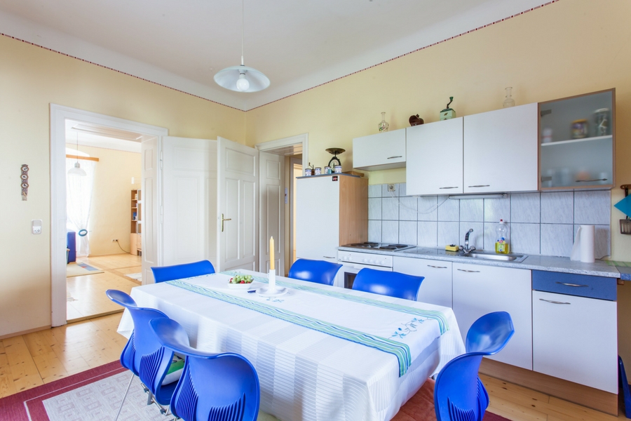 Ferienwohnung-Irene-Küche-Blick-Wohnzimmer-900x600-2555