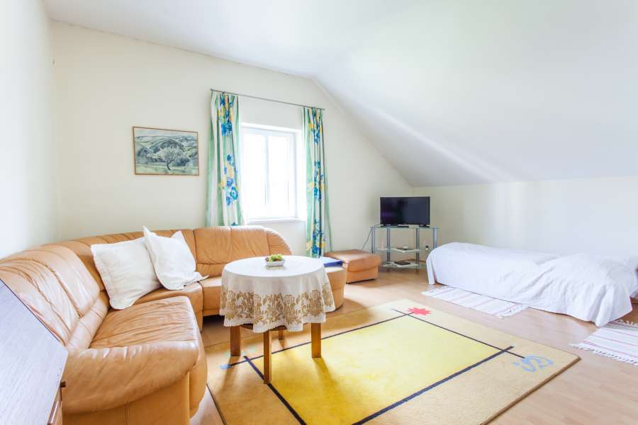 Ferienwohnung Lilli Wohnzimmer Sofa mit zwei Einzelbetten